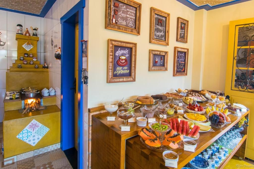 Buffet mineiro ao lado do fogão a lenha